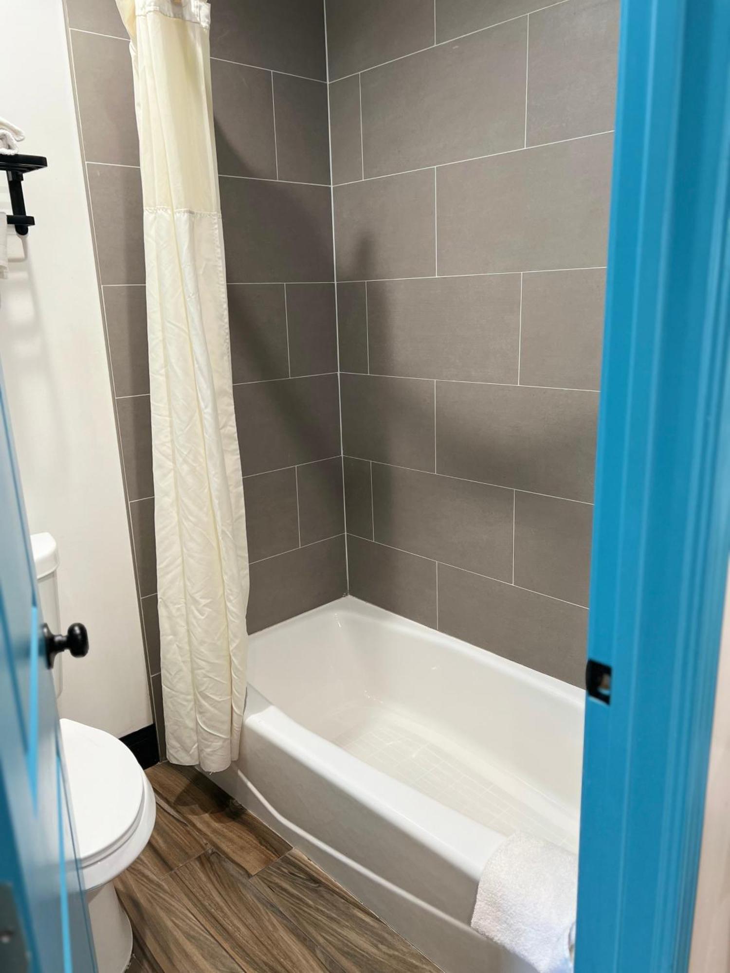 Palm Inn - Newly Renovated Rooms Ингълуд Екстериор снимка