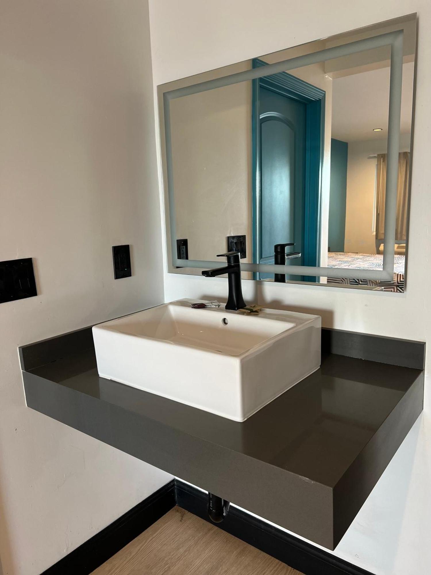 Palm Inn - Newly Renovated Rooms Ингълуд Екстериор снимка